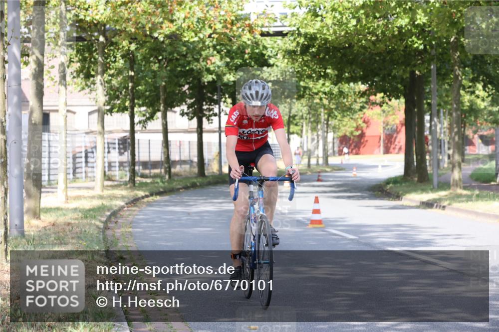 11.08.2024 - GEWOBA Citytriathlon Bremen H.Heesch http://msf.ph/oto/6770101 11.08.2024 10:36:05 Radfahren 77, 82 meine-sportfotos.de