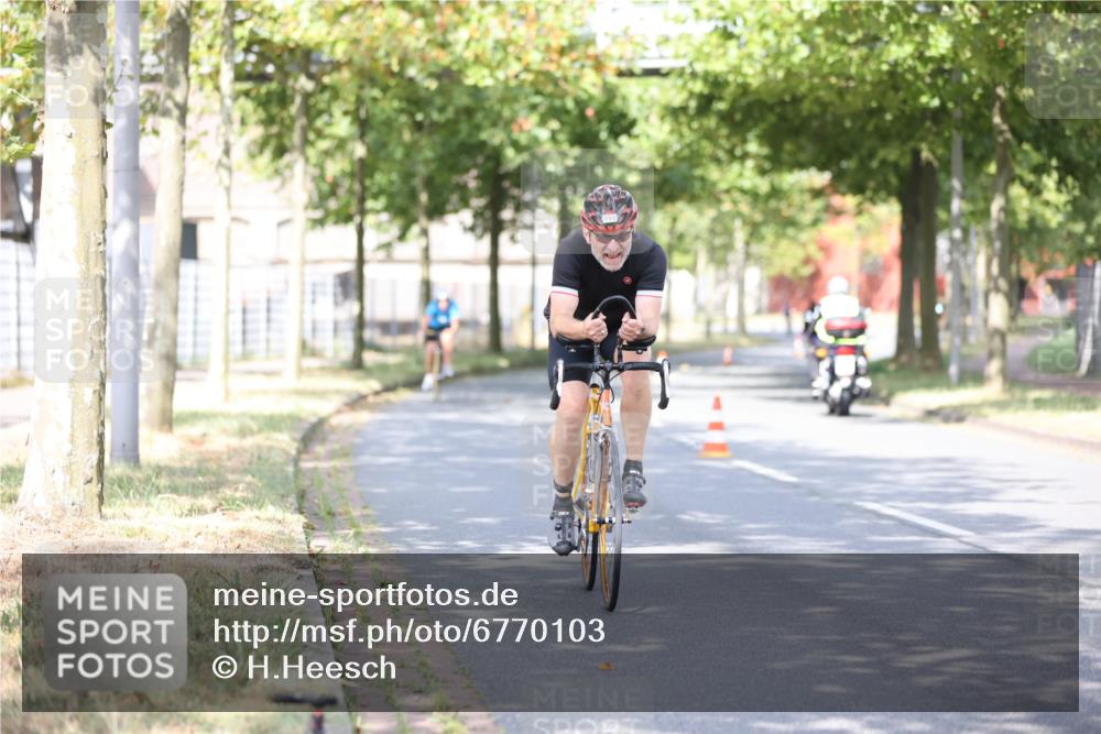 11.08.2024 - GEWOBA Citytriathlon Bremen H.Heesch http://msf.ph/oto/6770103 11.08.2024 10:44:05 Radfahren 23, 28, 37, 39, 48, 104, 113, 114 meine-sportfotos.de