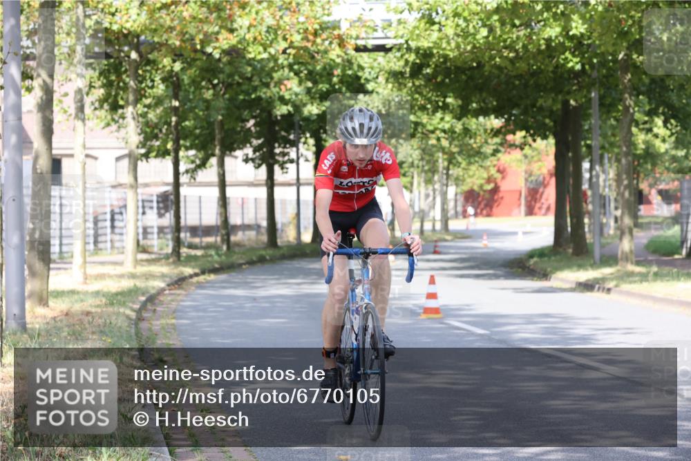 11.08.2024 - GEWOBA Citytriathlon Bremen H.Heesch http://msf.ph/oto/6770105 11.08.2024 10:36:05 Radfahren 77, 82 meine-sportfotos.de