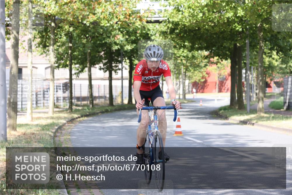 11.08.2024 - GEWOBA Citytriathlon Bremen H.Heesch http://msf.ph/oto/6770108 11.08.2024 10:36:05 Radfahren 77, 82 meine-sportfotos.de