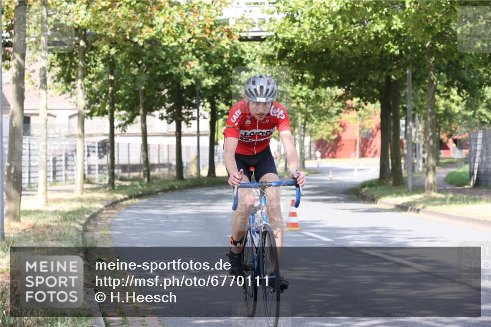11.08.2024 - GEWOBA Citytriathlon Bremen H.Heesch http://msf.ph/oto/6770111 11.08.2024 10:36:05 Radfahren 77, 82 meine-sportfotos.de