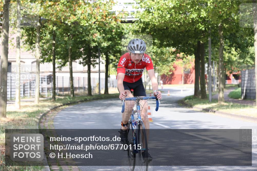 11.08.2024 - GEWOBA Citytriathlon Bremen H.Heesch http://msf.ph/oto/6770115 11.08.2024 10:36:05 Radfahren 77, 82 meine-sportfotos.de