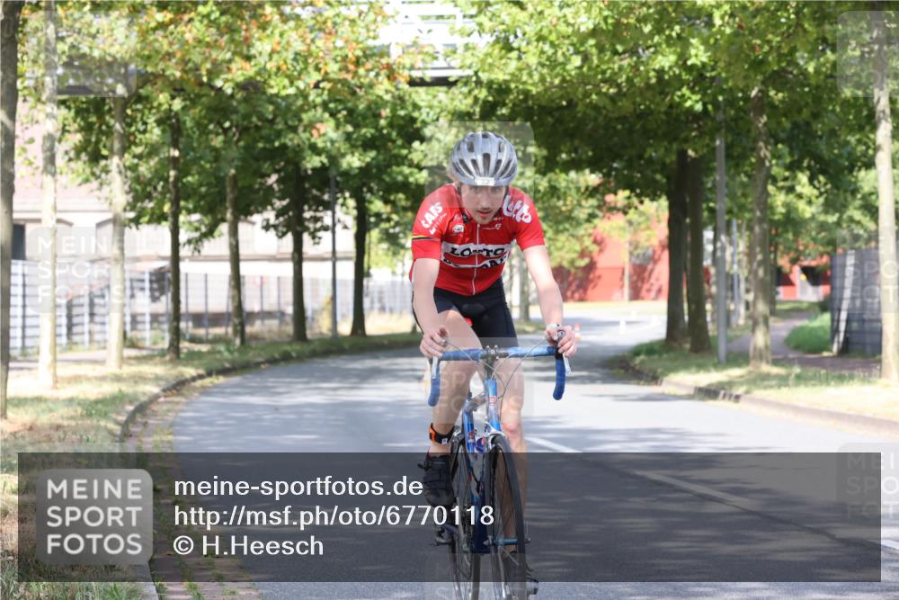 11.08.2024 - GEWOBA Citytriathlon Bremen H.Heesch http://msf.ph/oto/6770118 11.08.2024 10:36:05 Radfahren 77, 82 meine-sportfotos.de