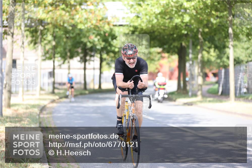 11.08.2024 - GEWOBA Citytriathlon Bremen H.Heesch http://msf.ph/oto/6770121 11.08.2024 10:44:05 Radfahren 23, 28, 37, 39, 48, 104, 113, 114 meine-sportfotos.de