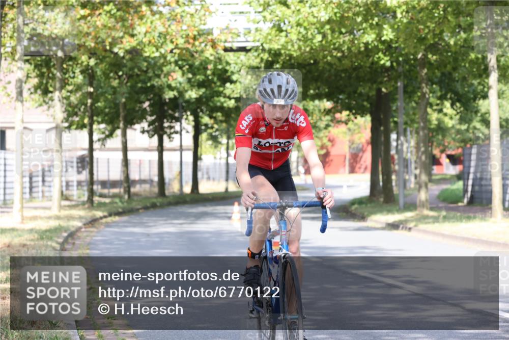 11.08.2024 - GEWOBA Citytriathlon Bremen H.Heesch http://msf.ph/oto/6770122 11.08.2024 10:36:05 Radfahren 77, 82 meine-sportfotos.de