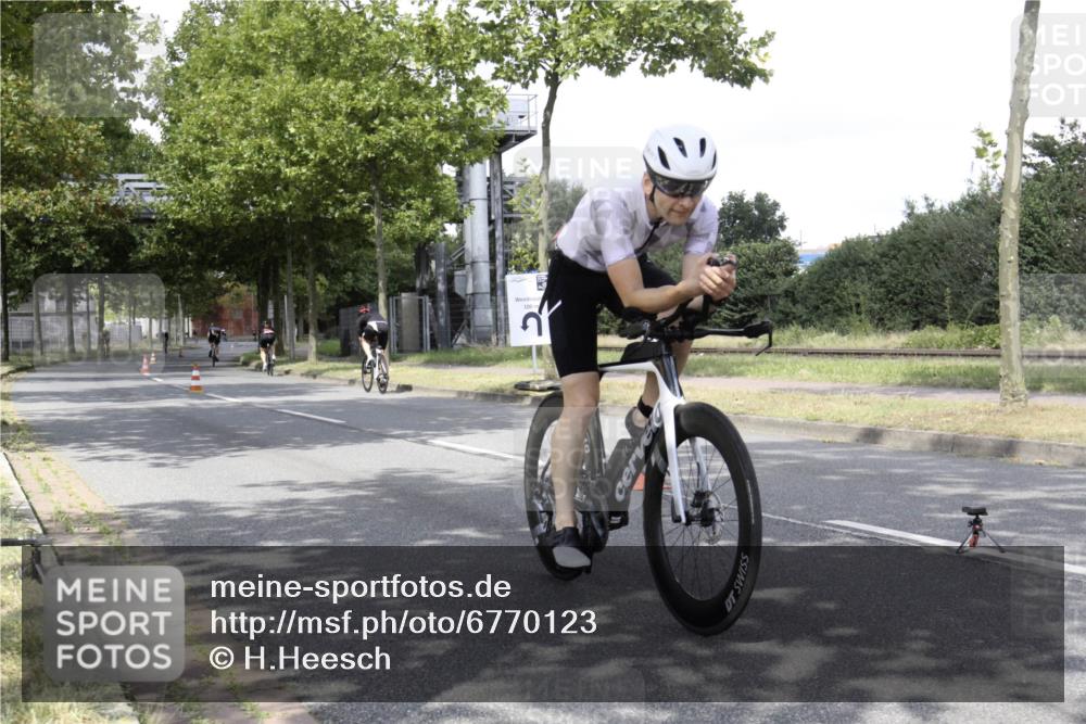 11.08.2024 - GEWOBA Citytriathlon Bremen H.Heesch http://msf.ph/oto/6770123 11.08.2024 12:01:39 Radfahren 746, 763, 800, 819, 827, 871, 877 meine-sportfotos.de