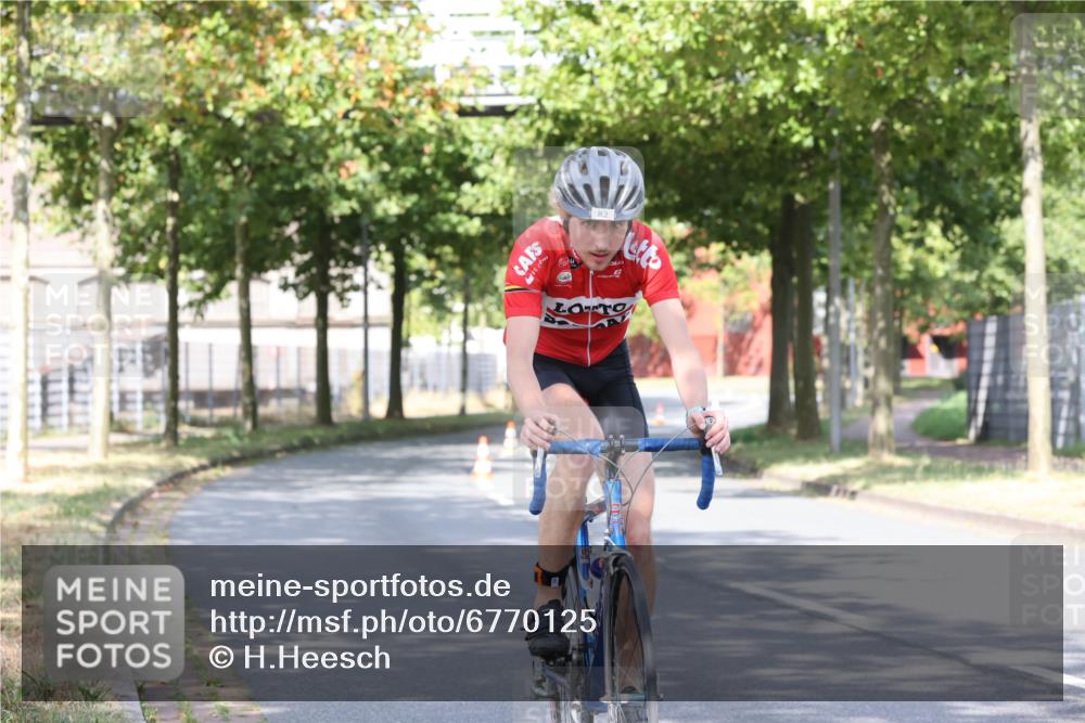 11.08.2024 - GEWOBA Citytriathlon Bremen H.Heesch http://msf.ph/oto/6770125 11.08.2024 10:36:06 Radfahren 77, 82 meine-sportfotos.de