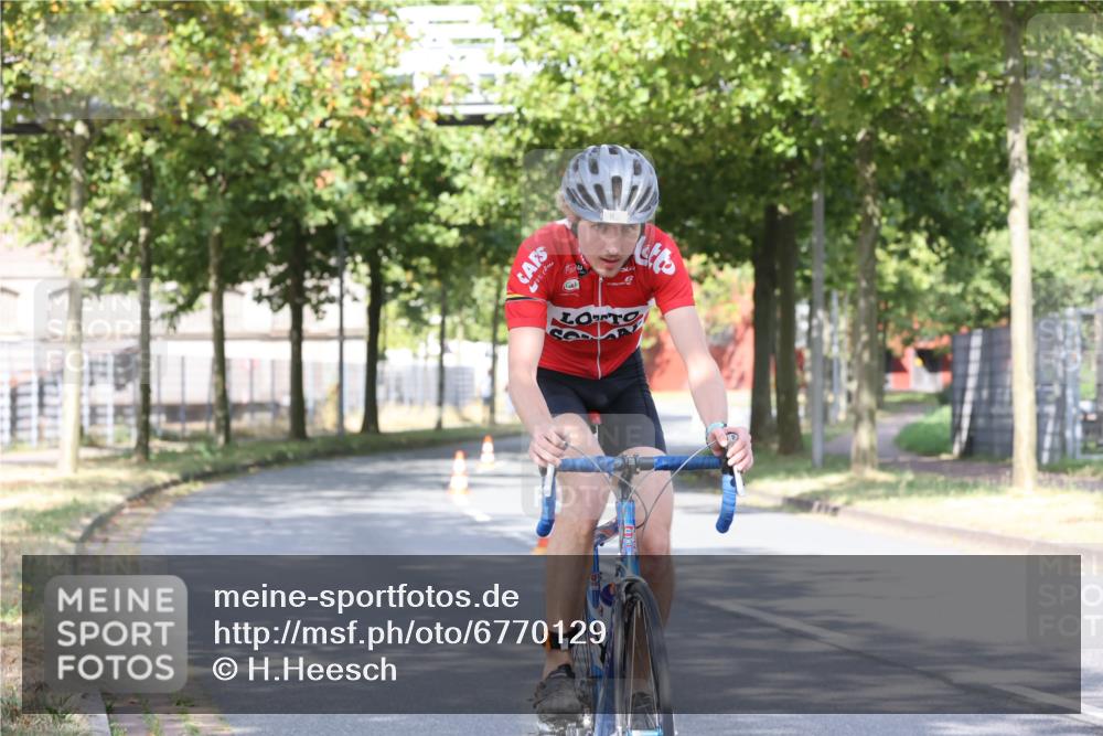 11.08.2024 - GEWOBA Citytriathlon Bremen H.Heesch http://msf.ph/oto/6770129 11.08.2024 10:36:06 Radfahren 77, 82 meine-sportfotos.de