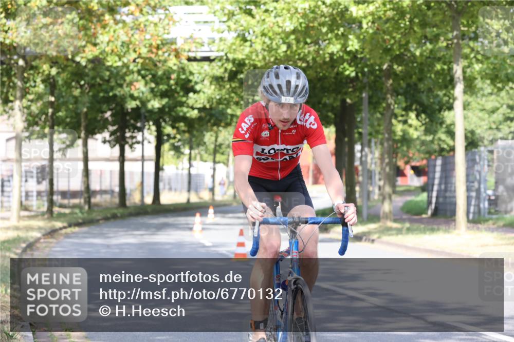 11.08.2024 - GEWOBA Citytriathlon Bremen H.Heesch http://msf.ph/oto/6770132 11.08.2024 10:36:06 Radfahren 77, 82 meine-sportfotos.de