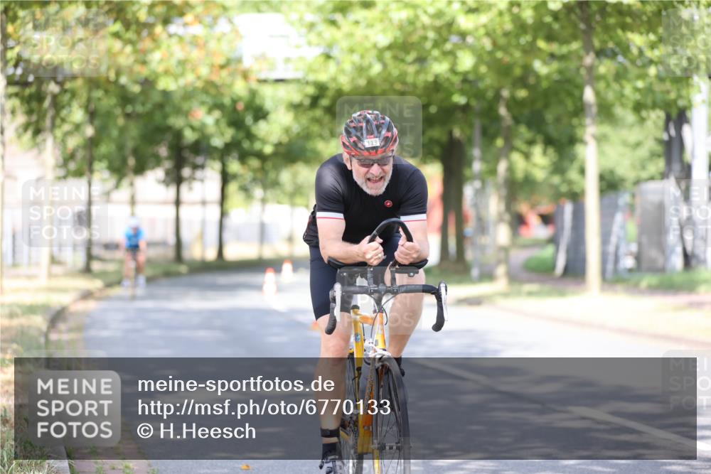 11.08.2024 - GEWOBA Citytriathlon Bremen H.Heesch http://msf.ph/oto/6770133 11.08.2024 10:44:05 Radfahren 23, 28, 37, 39, 48, 104, 113, 114 meine-sportfotos.de