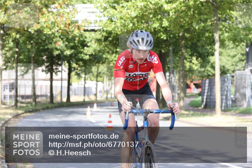11.08.2024 - GEWOBA Citytriathlon Bremen H.Heesch http://msf.ph/oto/6770137 11.08.2024 10:36:06 Radfahren 77, 82 meine-sportfotos.de