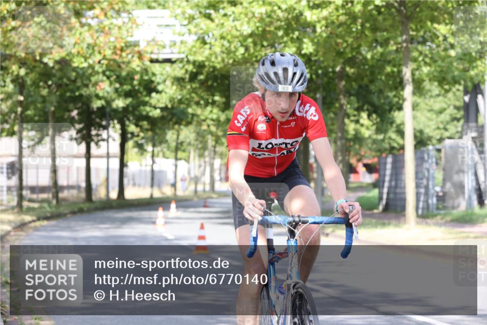 11.08.2024 - GEWOBA Citytriathlon Bremen H.Heesch http://msf.ph/oto/6770140 11.08.2024 10:36:06 Radfahren 77, 82 meine-sportfotos.de
