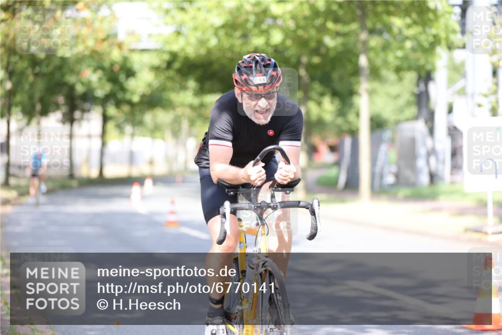 11.08.2024 - GEWOBA Citytriathlon Bremen H.Heesch http://msf.ph/oto/6770141 11.08.2024 10:44:05 Radfahren 23, 28, 37, 39, 48, 104, 113, 114 meine-sportfotos.de