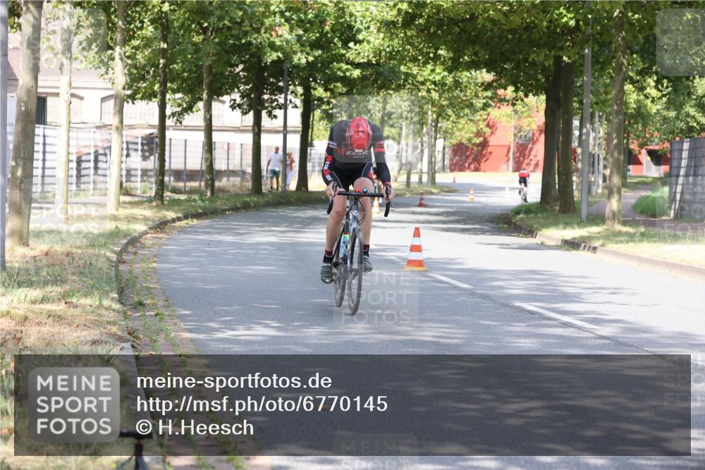 11.08.2024 - GEWOBA Citytriathlon Bremen H.Heesch http://msf.ph/oto/6770145 11.08.2024 10:36:28 Radfahren 8, 62 meine-sportfotos.de