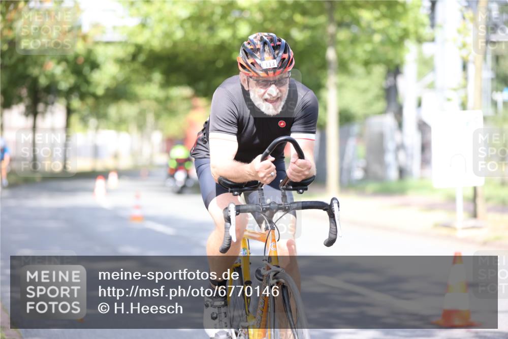 11.08.2024 - GEWOBA Citytriathlon Bremen H.Heesch http://msf.ph/oto/6770146 11.08.2024 10:44:06 Radfahren 23, 28, 37, 39, 48, 104, 113, 114 meine-sportfotos.de