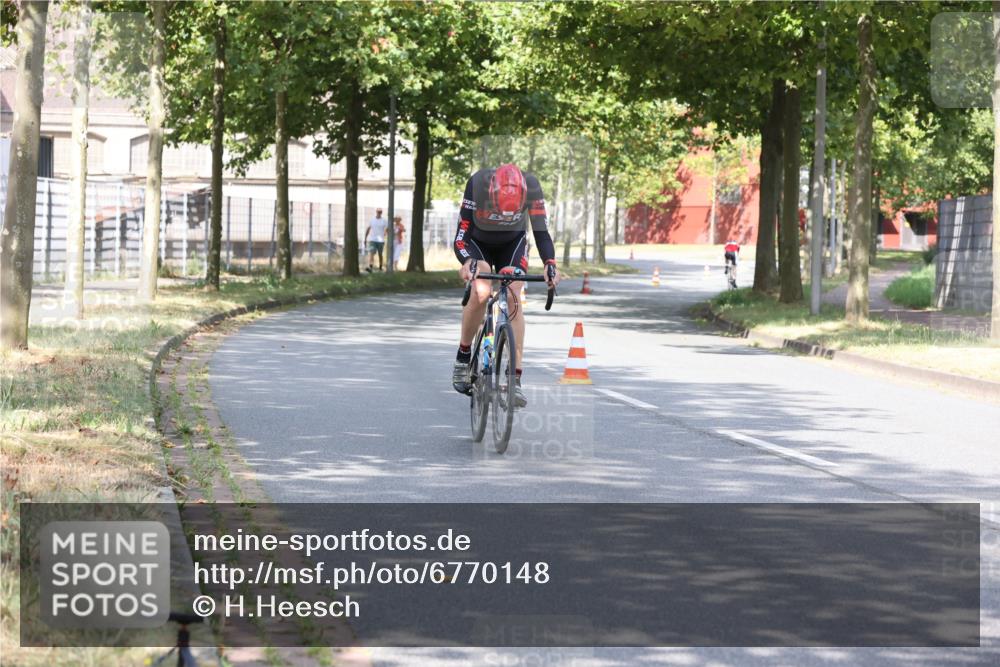 11.08.2024 - GEWOBA Citytriathlon Bremen H.Heesch http://msf.ph/oto/6770148 11.08.2024 10:36:28 Radfahren 8, 62 meine-sportfotos.de