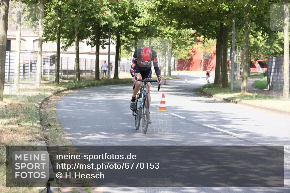 11.08.2024 - GEWOBA Citytriathlon Bremen H.Heesch http://msf.ph/oto/6770153 11.08.2024 10:36:28 Radfahren 8, 62 meine-sportfotos.de