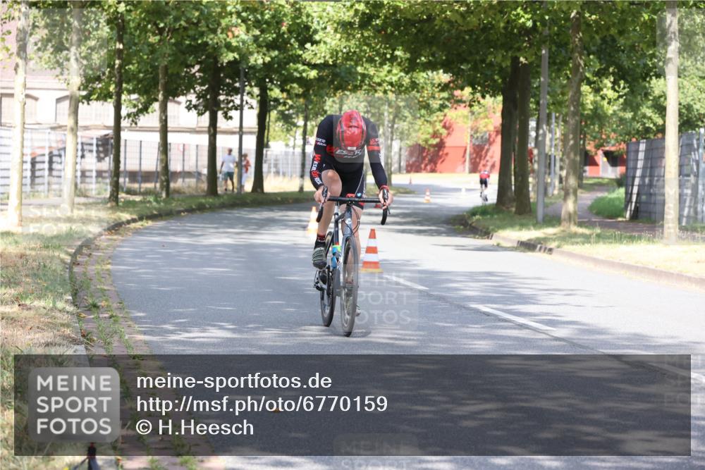 11.08.2024 - GEWOBA Citytriathlon Bremen H.Heesch http://msf.ph/oto/6770159 11.08.2024 10:36:28 Radfahren 8, 62 meine-sportfotos.de