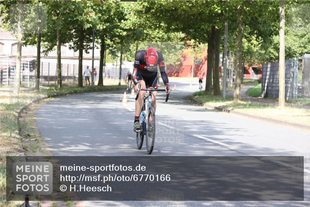 11.08.2024 - GEWOBA Citytriathlon Bremen H.Heesch http://msf.ph/oto/6770166 11.08.2024 10:36:28 Radfahren 8, 62 meine-sportfotos.de