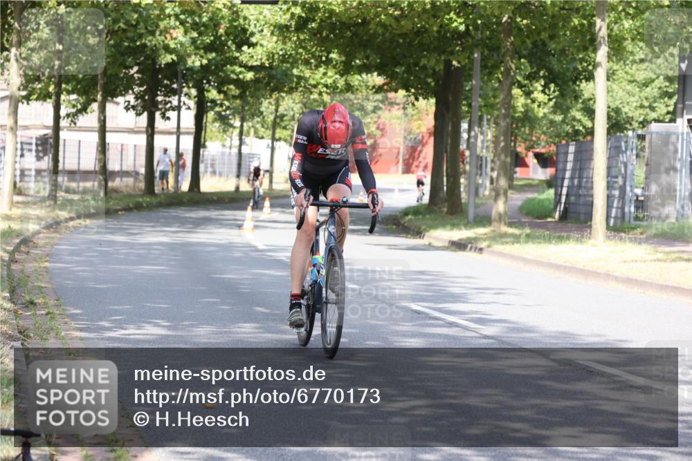 11.08.2024 - GEWOBA Citytriathlon Bremen H.Heesch http://msf.ph/oto/6770173 11.08.2024 10:36:28 Radfahren 8, 62 meine-sportfotos.de