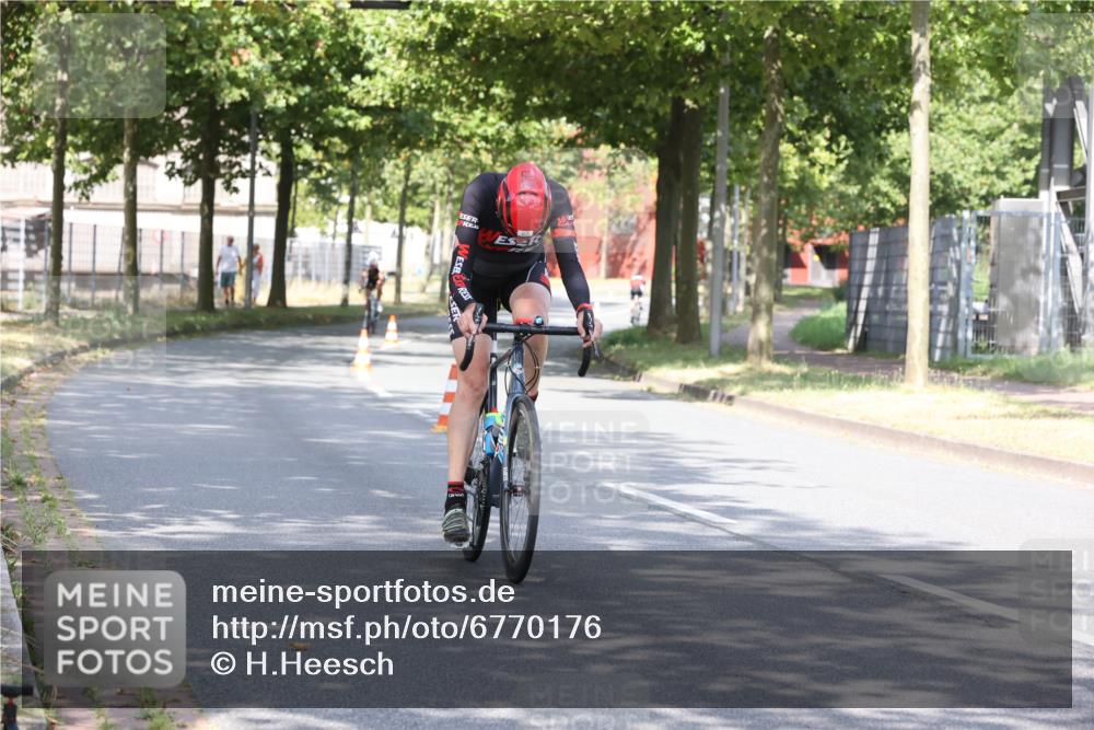 11.08.2024 - GEWOBA Citytriathlon Bremen H.Heesch http://msf.ph/oto/6770176 11.08.2024 10:36:28 Radfahren 8, 62 meine-sportfotos.de