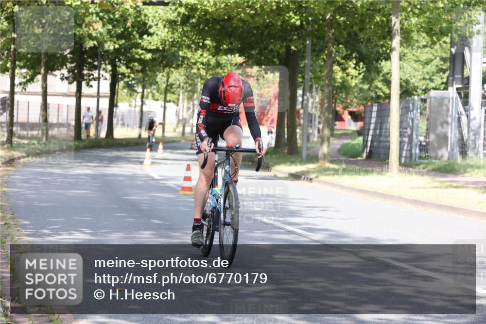 11.08.2024 - GEWOBA Citytriathlon Bremen H.Heesch http://msf.ph/oto/6770179 11.08.2024 10:36:28 Radfahren 8, 62 meine-sportfotos.de