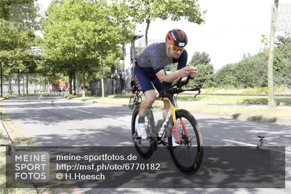 11.08.2024 - GEWOBA Citytriathlon Bremen H.Heesch http://msf.ph/oto/6770182 11.08.2024 12:03:01 Radfahren 845, 927, 933, 954, 1024 meine-sportfotos.de