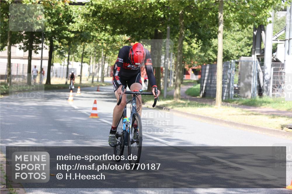 11.08.2024 - GEWOBA Citytriathlon Bremen H.Heesch http://msf.ph/oto/6770187 11.08.2024 10:36:29 Radfahren 8, 62 meine-sportfotos.de