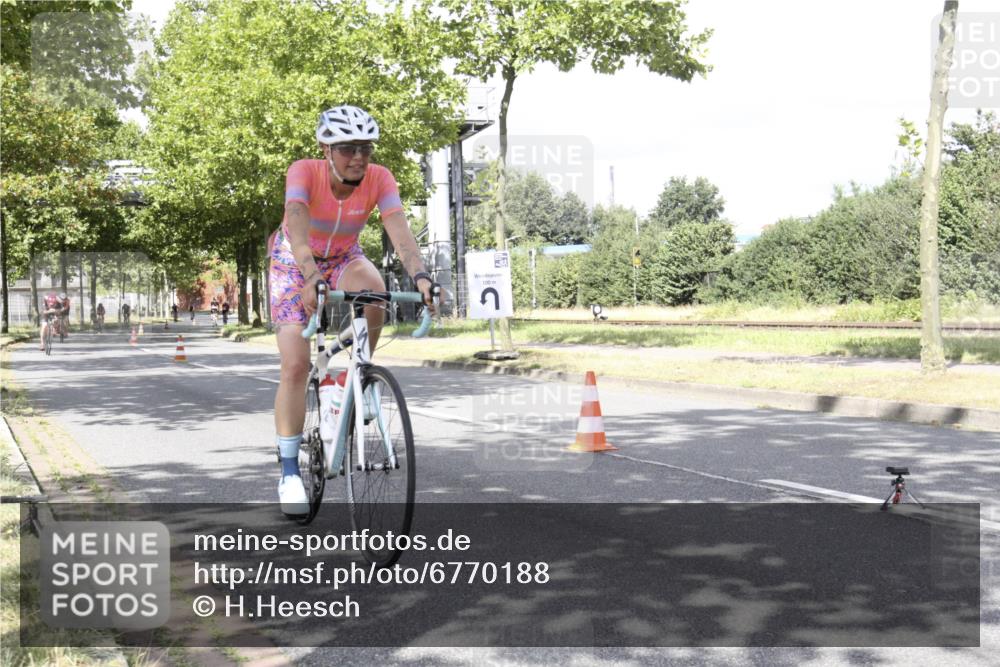 11.08.2024 - GEWOBA Citytriathlon Bremen H.Heesch http://msf.ph/oto/6770188 11.08.2024 12:03:15 Radfahren 826, 936, 942, 1024, 1029, 1030, 1040 meine-sportfotos.de