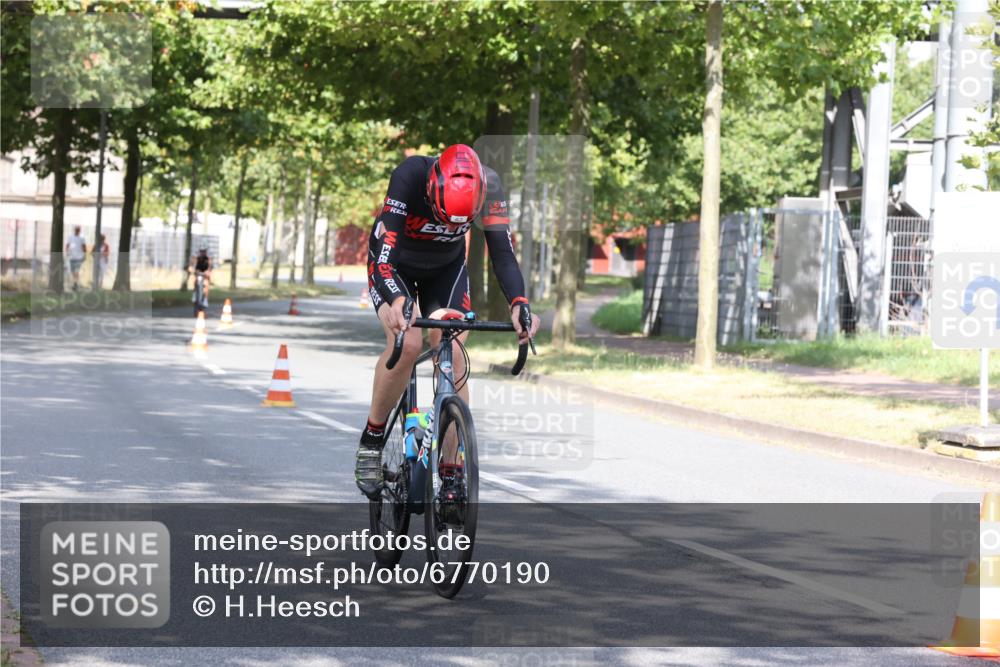 11.08.2024 - GEWOBA Citytriathlon Bremen H.Heesch http://msf.ph/oto/6770190 11.08.2024 10:36:29 Radfahren 8, 62 meine-sportfotos.de
