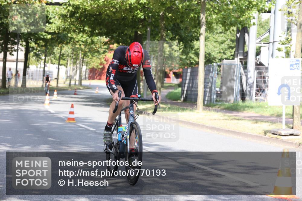 11.08.2024 - GEWOBA Citytriathlon Bremen H.Heesch http://msf.ph/oto/6770193 11.08.2024 10:36:29 Radfahren 8, 62 meine-sportfotos.de