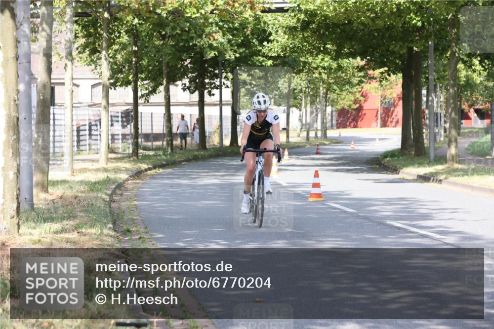 11.08.2024 - GEWOBA Citytriathlon Bremen H.Heesch http://msf.ph/oto/6770204 11.08.2024 10:36:34 Radfahren 8, 62 meine-sportfotos.de