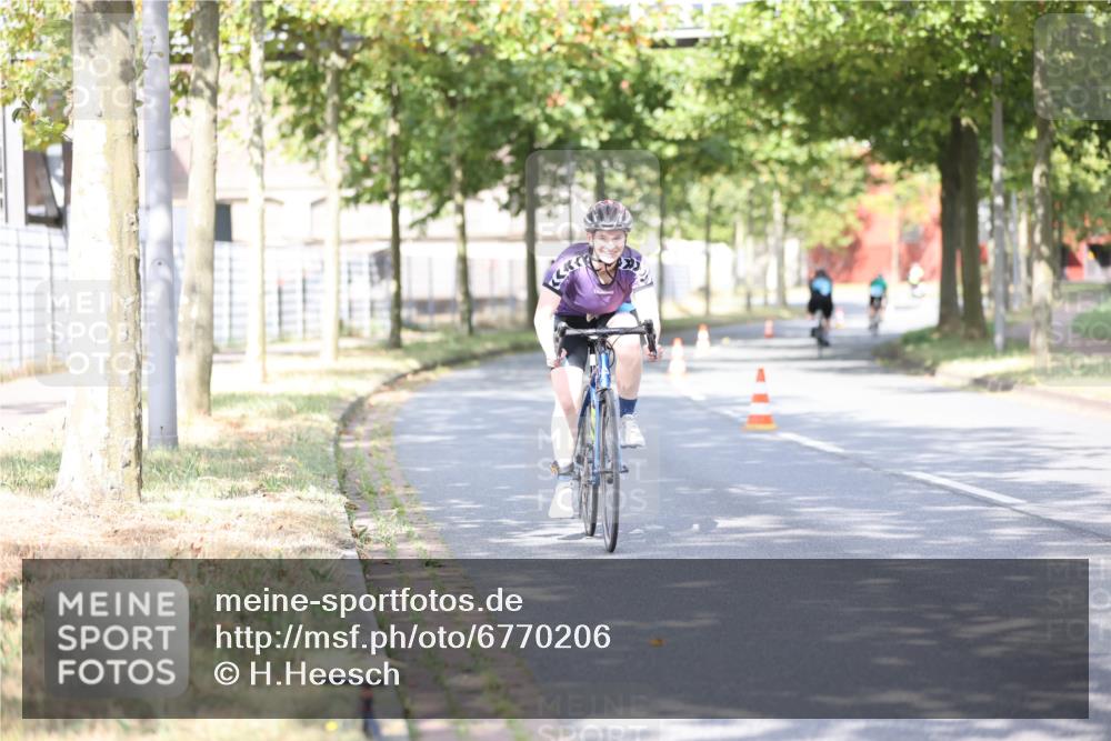 11.08.2024 - GEWOBA Citytriathlon Bremen H.Heesch http://msf.ph/oto/6770206 11.08.2024 10:44:20 Radfahren 48 meine-sportfotos.de