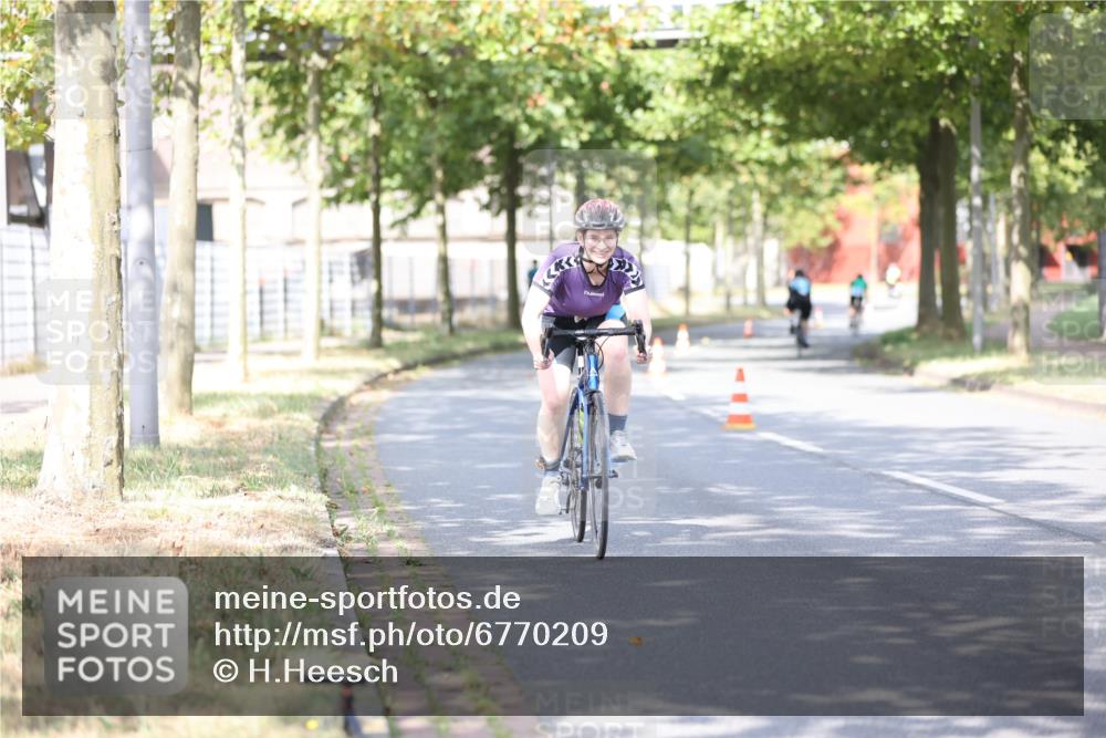 11.08.2024 - GEWOBA Citytriathlon Bremen H.Heesch http://msf.ph/oto/6770209 11.08.2024 10:44:20 Radfahren 48 meine-sportfotos.de