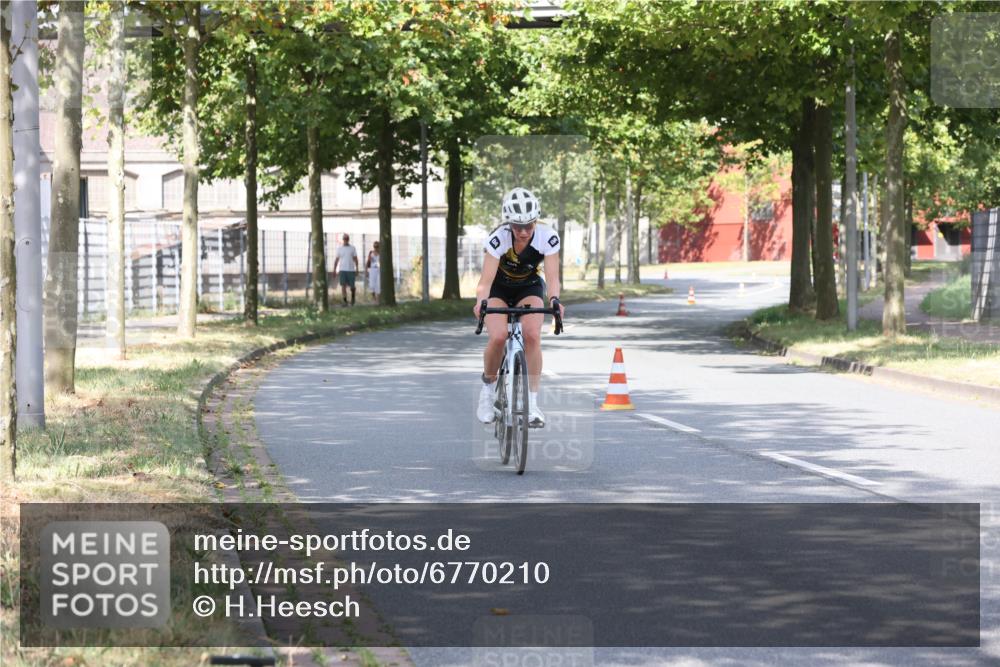 11.08.2024 - GEWOBA Citytriathlon Bremen H.Heesch http://msf.ph/oto/6770210 11.08.2024 10:36:34 Radfahren 8, 62 meine-sportfotos.de