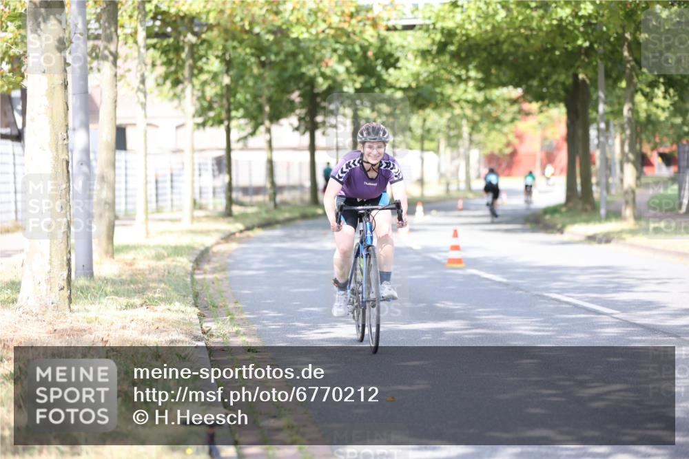 11.08.2024 - GEWOBA Citytriathlon Bremen H.Heesch http://msf.ph/oto/6770212 11.08.2024 10:44:20 Radfahren 48 meine-sportfotos.de