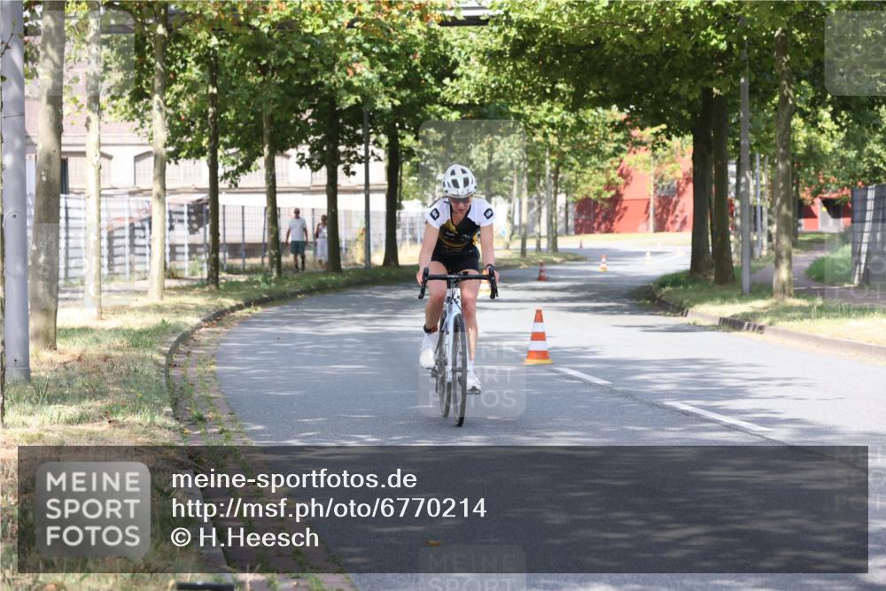 11.08.2024 - GEWOBA Citytriathlon Bremen H.Heesch http://msf.ph/oto/6770214 11.08.2024 10:36:34 Radfahren 8, 62 meine-sportfotos.de