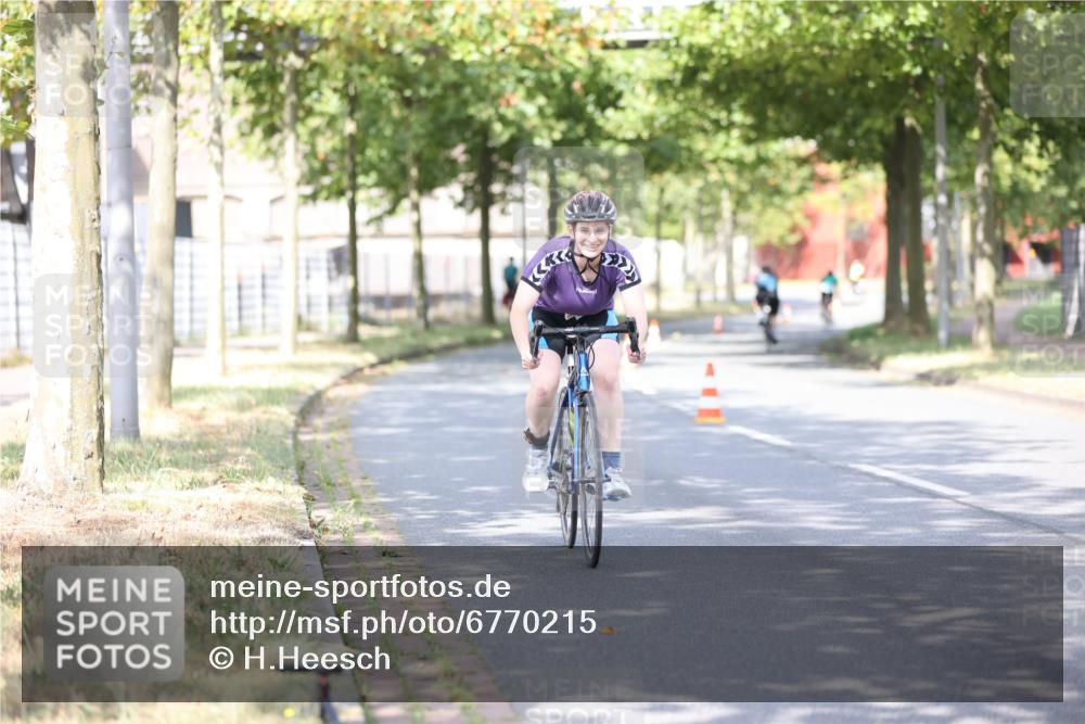 11.08.2024 - GEWOBA Citytriathlon Bremen H.Heesch http://msf.ph/oto/6770215 11.08.2024 10:44:20 Radfahren 48 meine-sportfotos.de