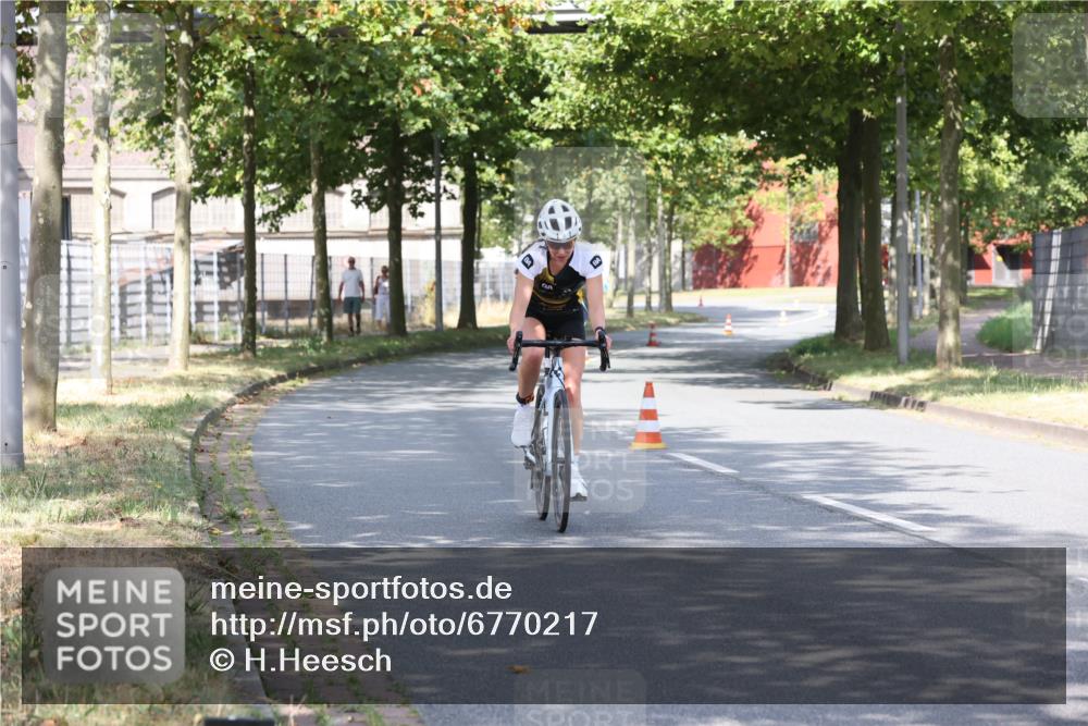 11.08.2024 - GEWOBA Citytriathlon Bremen H.Heesch http://msf.ph/oto/6770217 11.08.2024 10:36:34 Radfahren 8, 62 meine-sportfotos.de