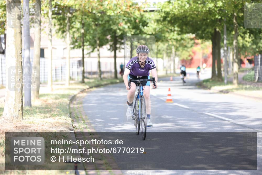 11.08.2024 - GEWOBA Citytriathlon Bremen H.Heesch http://msf.ph/oto/6770219 11.08.2024 10:44:21 Radfahren 48 meine-sportfotos.de