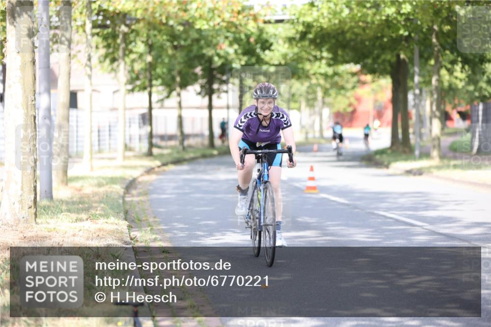 11.08.2024 - GEWOBA Citytriathlon Bremen H.Heesch http://msf.ph/oto/6770221 11.08.2024 10:44:21 Radfahren 48 meine-sportfotos.de