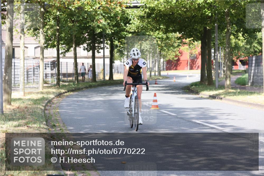 11.08.2024 - GEWOBA Citytriathlon Bremen H.Heesch http://msf.ph/oto/6770222 11.08.2024 10:36:34 Radfahren 8, 62 meine-sportfotos.de