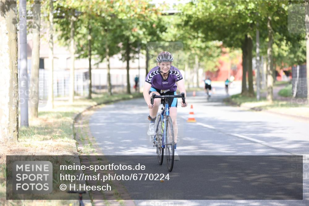 11.08.2024 - GEWOBA Citytriathlon Bremen H.Heesch http://msf.ph/oto/6770224 11.08.2024 10:44:21 Radfahren 48 meine-sportfotos.de