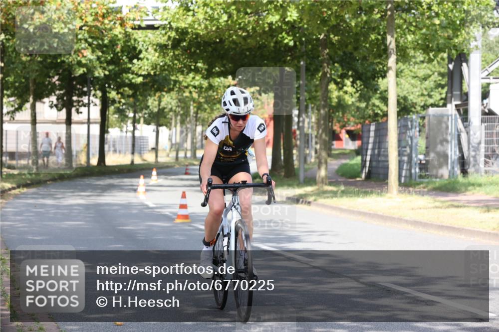 11.08.2024 - GEWOBA Citytriathlon Bremen H.Heesch http://msf.ph/oto/6770225 11.08.2024 10:36:35 Radfahren 8, 62 meine-sportfotos.de