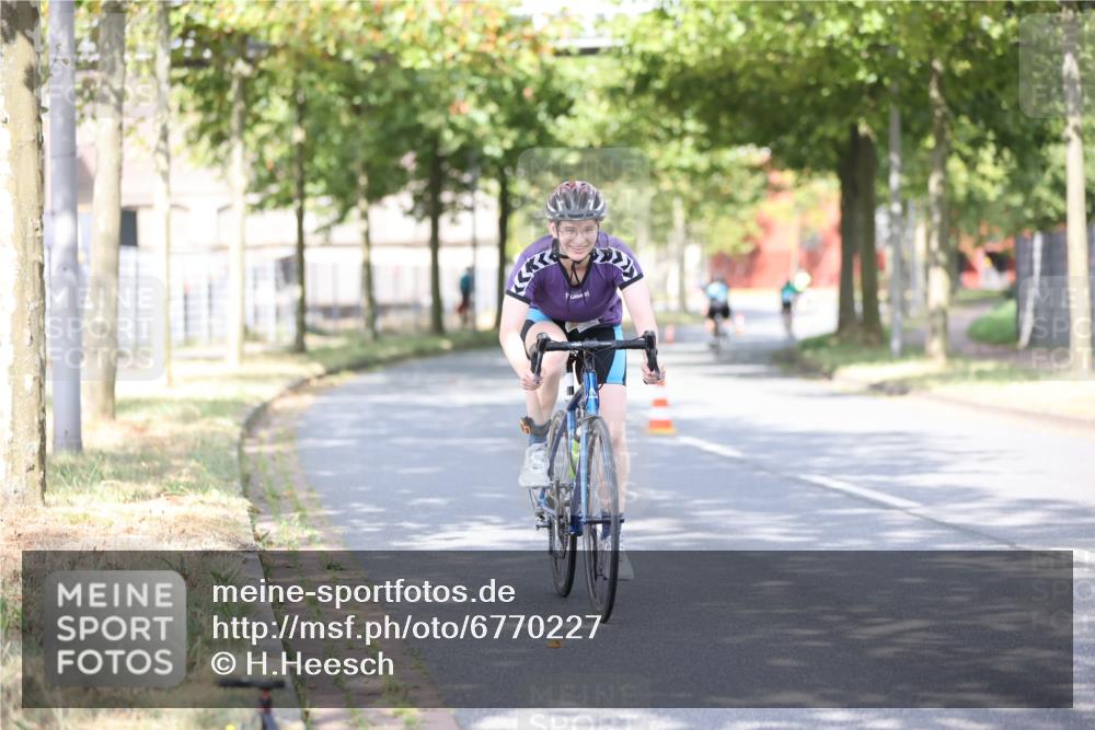11.08.2024 - GEWOBA Citytriathlon Bremen H.Heesch http://msf.ph/oto/6770227 11.08.2024 10:44:21 Radfahren 48 meine-sportfotos.de