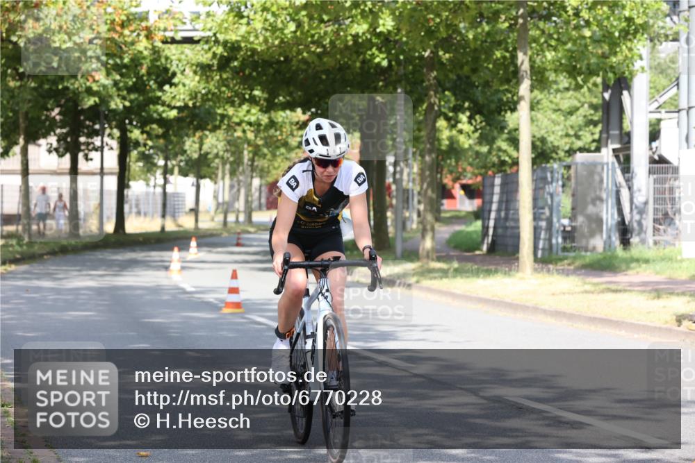 11.08.2024 - GEWOBA Citytriathlon Bremen H.Heesch http://msf.ph/oto/6770228 11.08.2024 10:36:35 Radfahren 8, 62 meine-sportfotos.de