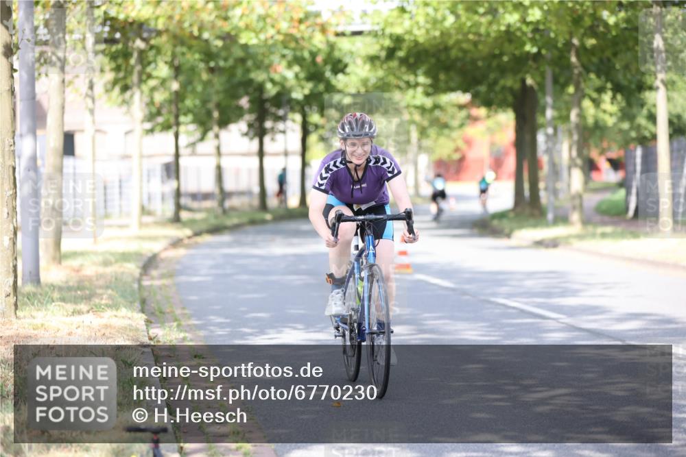 11.08.2024 - GEWOBA Citytriathlon Bremen H.Heesch http://msf.ph/oto/6770230 11.08.2024 10:44:21 Radfahren 48 meine-sportfotos.de