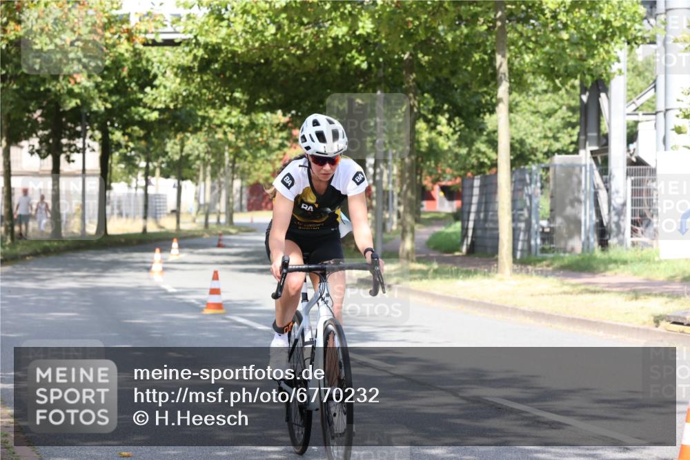 11.08.2024 - GEWOBA Citytriathlon Bremen H.Heesch http://msf.ph/oto/6770232 11.08.2024 10:36:35 Radfahren 8, 62 meine-sportfotos.de