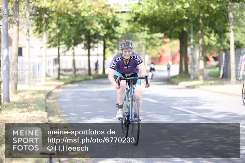11.08.2024 - GEWOBA Citytriathlon Bremen H.Heesch http://msf.ph/oto/6770233 11.08.2024 10:44:21 Radfahren 48 meine-sportfotos.de