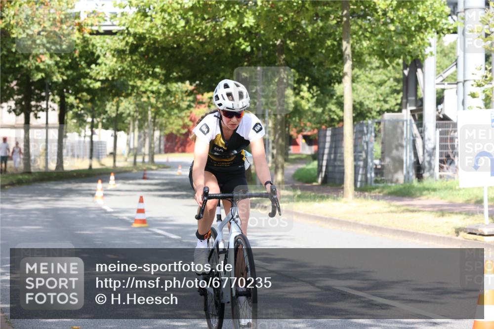 11.08.2024 - GEWOBA Citytriathlon Bremen H.Heesch http://msf.ph/oto/6770235 11.08.2024 10:36:35 Radfahren 8, 62 meine-sportfotos.de